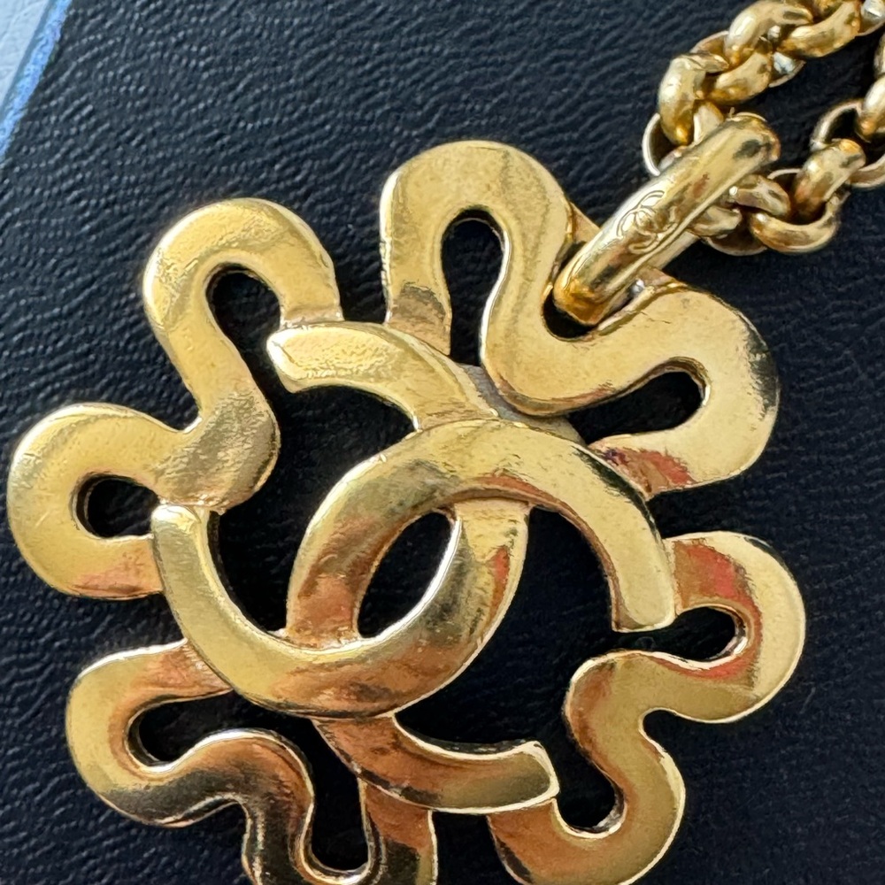Chanel RARE 24K Gold Plated Necklace with Box in Excellent Condition - Picture 7 of 11